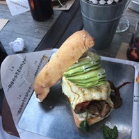 9/3/2018 tarihinde Claudio C.ziyaretçi tarafından La Maestranza Sandwich &amp;amp; Burger Bar'de çekilen fotoğraf