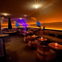 Foto diambil di Lounge &amp;amp; Bar suite oleh Ahsan A. pada 11/14/2022