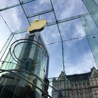 Photo taken at Apple Fifth Avenue by Emil H. on 10/26/2016