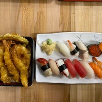 Foto scattata a Tensuke Market &amp;amp; Sushi Cafe da Jeff il 12/22/2019