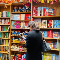 Photo taken at The Notting Hill Bookshop by Kisa P. on 10/18/2023