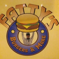 12/9/2012 tarihinde Jessica M.ziyaretçi tarafından Fatty&amp;#39;s Burgers &amp;amp; More'de çekilen fotoğraf
