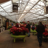 Das Foto wurde bei Linder&amp;#39;s Garden Center von Bob T. am 12/1/2012 aufgenommen