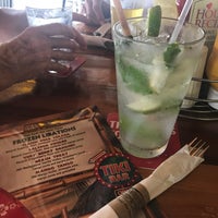 Foto tomada en Woody&amp;#39;s Surfside Island Rum &amp;amp; Grille  por CK W. el 2/20/2018