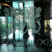 Foto tirada no(a) Elegantology Gallery &amp; Restaurant por MI C. em 2/13/2016