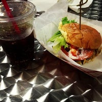 รูปภาพถ่ายที่ Burger Zone โดย Wandher S. เมื่อ 8/4/2013