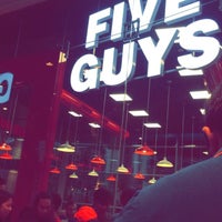 Photo taken at Five Guys by فتوح ا. on 6/15/2015