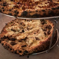 Foto tirada no(a) Lombardi Pizza Co por Devin H. em 4/3/2022