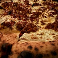 Foto scattata a Lombardi Pizza Co da Devin H. il 4/3/2022