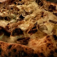 4/3/2022 tarihinde Devin H.ziyaretçi tarafından Lombardi Pizza Co'de çekilen fotoğraf