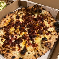 Foto scattata a Lombardi Pizza Co da Devin H. il 8/16/2023