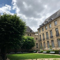 Photo taken at Jardin de l’Hôtel Lamoignon by Michael K. on 5/31/2019