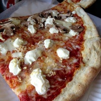 Foto tomada en Milo&#39;s Pizza  por Mary D. el 1/20/2013