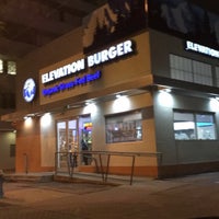 Foto tirada no(a) Elevation Burger por - em 3/11/2017