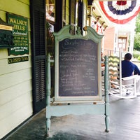 6/25/2017 tarihinde amy f.ziyaretçi tarafından Walnut Hills Restaurant &amp;amp; Round Table'de çekilen fotoğraf