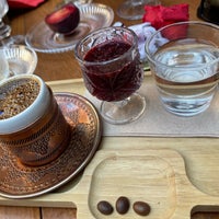 Foto diambil di Macaron Çikolata &amp;amp; Kahve oleh Snz pada 9/4/2022