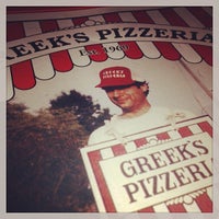 Foto tomada en Greek&#39;s Pizzeria  por Gina M. el 10/17/2013