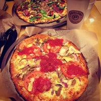 Снимок сделан в Pieology Pizzeria пользователем Jonathan A. 11/26/2013