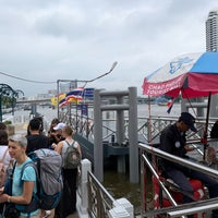 Photo taken at ท่าเรือพระอาทิตย์ (Phra Arthit Pier) N13 by モリコ on 11/2/2019