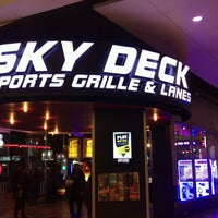 Das Foto wurde bei Sky Deck Sports Grille And Lanes von Jon H. am 1/14/2017 aufgenommen