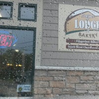 รูปภาพถ่ายที่ Coffee Lodge and Bakery โดย Green H. เมื่อ 8/6/2013