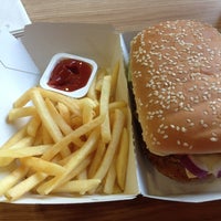รูปภาพถ่ายที่ McDonald&amp;#39;s โดย Adrian K. เมื่อ 12/8/2012