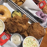 Снимок сделан в Sam&amp;#39;s Fried Chicken &amp;amp; Donuts пользователем Terrence H. 3/30/2018