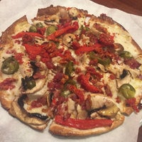 9/5/2015 tarihinde Terrence H.ziyaretçi tarafından Top It Pizza'de çekilen fotoğraf