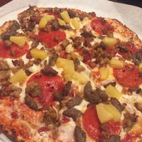 9/5/2015 tarihinde Terrence H.ziyaretçi tarafından Top It Pizza'de çekilen fotoğraf