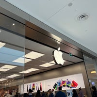 Photo taken at Apple Guildford Town Centre by りーくん on 9/16/2022