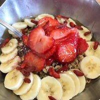 Photo taken at Vitality Bowls by Gary Eng W. on 12/14/2016