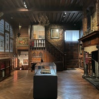 Foto diambil di Museum Mayer van den Bergh oleh Yann B. pada 5/29/2022