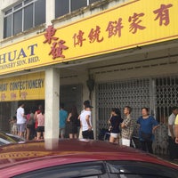 Photo taken at Tong Huat Confectionary 东发饼家 by PYeong on 7/27/2019