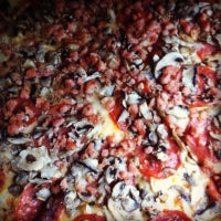 Foto tirada no(a) Big Slice Pizza por jade em 11/11/2012