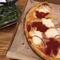 10/28/2018 tarihinde Stephanie D.ziyaretçi tarafından Blaze Pizza'de çekilen fotoğraf