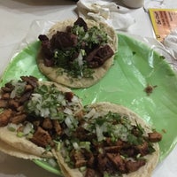 รูปภาพถ่ายที่ Tacos Chapultepec โดย Momo K. เมื่อ 10/30/2016