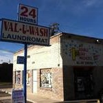 1/20/2014 tarihinde Trevor V.ziyaretçi tarafından Val-U-Wash 24 Hour Laundromat'de çekilen fotoğraf