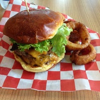 รูปภาพถ่ายที่ Knucklehead Burgers โดย Evan W. เมื่อ 8/8/2013