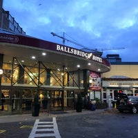 Foto diambil di Ballsbridge Hotel oleh Hashem A. pada 11/13/2019