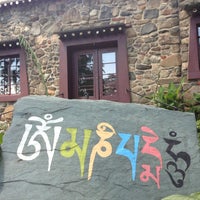 Снимок сделан в Jacques Marchais Museum of Tibetan Art пользователем marty b. 8/17/2013