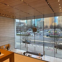 Photo taken at Apple Lenox Square by Tim S. on 2/5/2024