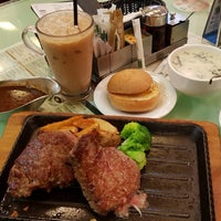 Photo taken at Tsui Wah Restaurant by Ryan L. on 8/12/2018