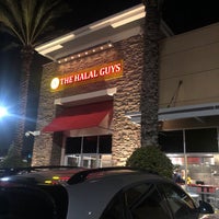 Foto diambil di The Halal Guys oleh Aziz A. pada 1/19/2019