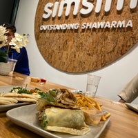 Foto tomada en Simsim Outstanding Shawarma  por Aziz A. el 1/7/2020