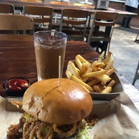 Foto scattata a Burger Bench da Aziz A. il 11/5/2018