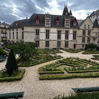 Photo taken at Jardin de l&amp;#39;Hôtel de Sens by Gustavo C. on 7/15/2023