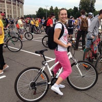 Photo taken at Москвоский велопарад &amp;quot;Let&amp;#39;s bike it&amp;quot; by Катерина 💋 Т. on 6/16/2013