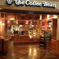 Photo taken at The Coffee Bean &amp;amp; Tea Leaf by Sterling D. on 4/14/2013