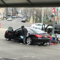 Foto scattata a Imperial Hand Car Wash da NYC H. il 4/10/2018