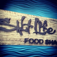 6/9/2012 tarihinde Ashley T.ziyaretçi tarafından Salt Life Food Shack'de çekilen fotoğraf